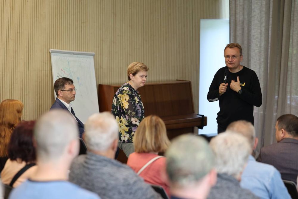 Фото 3: У Львові знищені від російських ракет будинки будуть відбудовувати. До того - місто подбає про родини, які залишились без помешкань