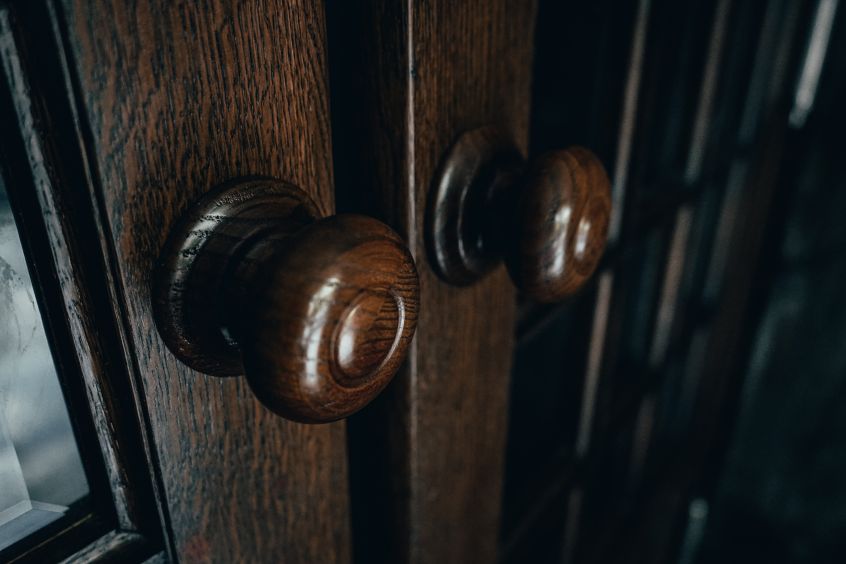 Фото 1: У Львові відреставрували історичні двері-віяло у будинку неподалік Стрийського парку