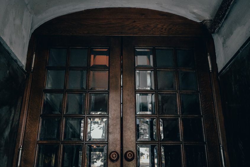 Фото 2: У Львові відреставрували історичні двері-віяло у будинку неподалік Стрийського парку