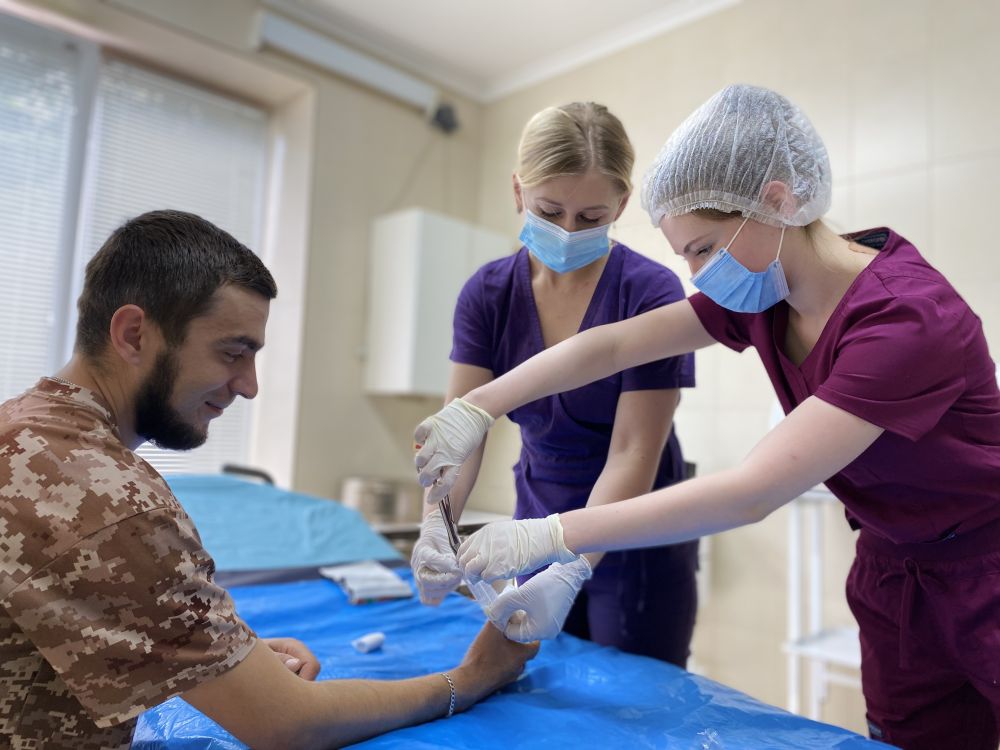 Фото 2: У центрі НЕЗЛАМНІ лікарі зберегли палець військовому, який він міг втратити через пухлину