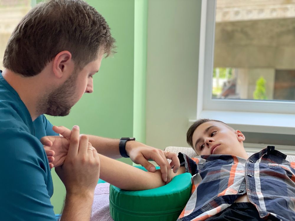 Фото 1: &laquo;Хлопець відновлює руку, рана в грудній клітці швидко загоюється&raquo;, - медики про стан школяра, який отримав кульове поранення