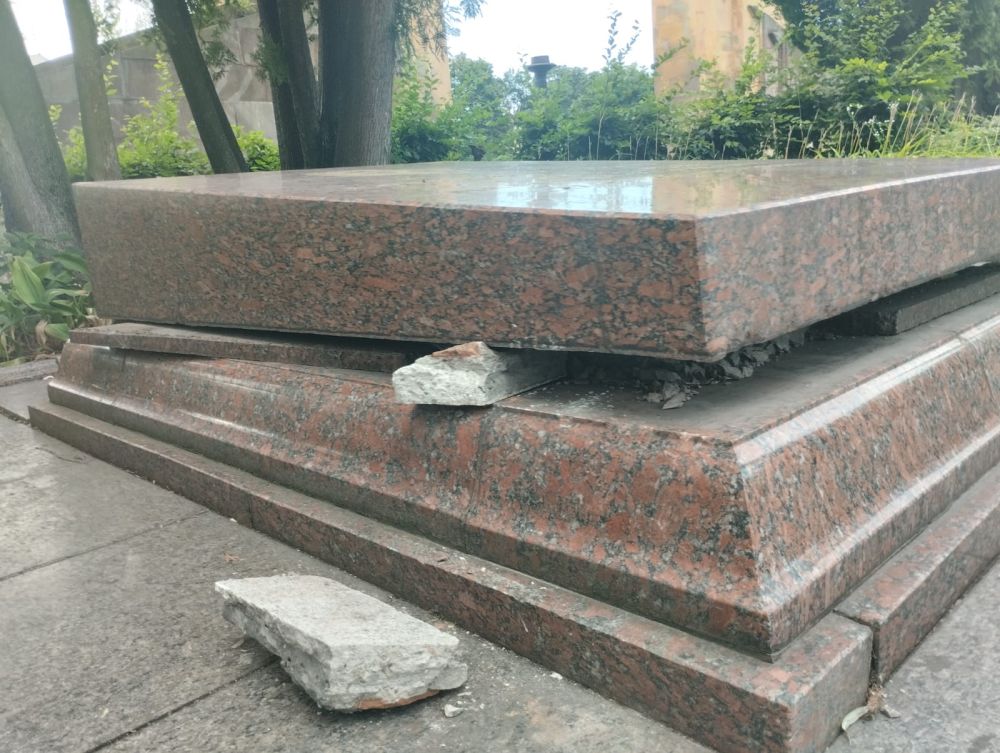 Фото 1: Вночі невідомі намагалися викрасти останки Кузнецова у Львові (відео)
