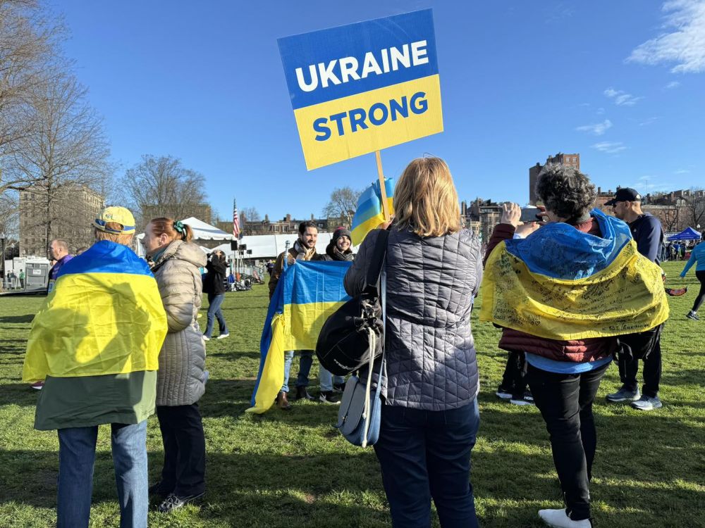 Фото 5: Яна Степаненко, яка втратила обидві ноги під час ракетного удару росіян, пробігла Бостонський марафон