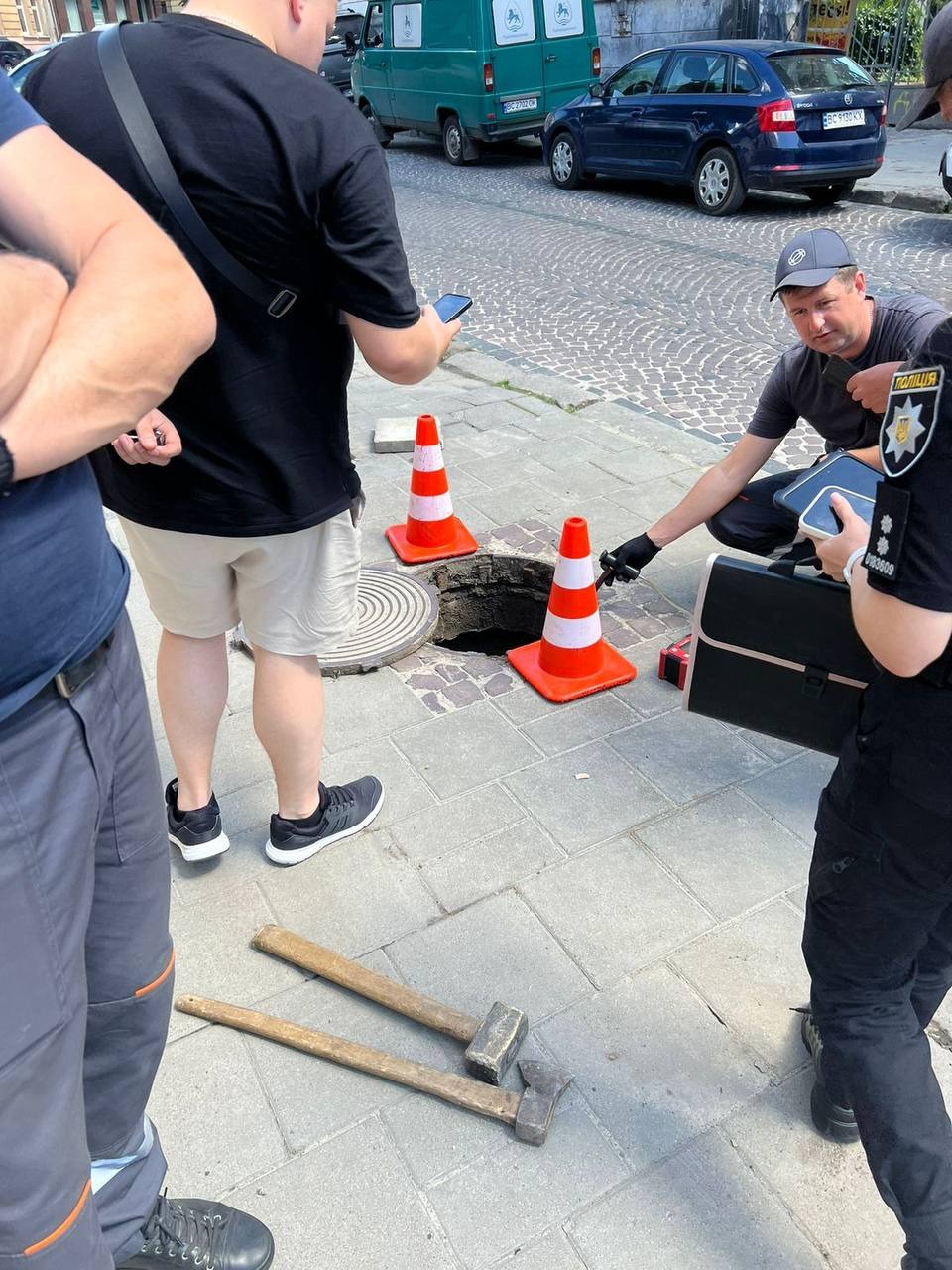Фото 2: На вул. Пекарській зірвало люки Укртелекому: на місці працюють комунальні служби і поліція
