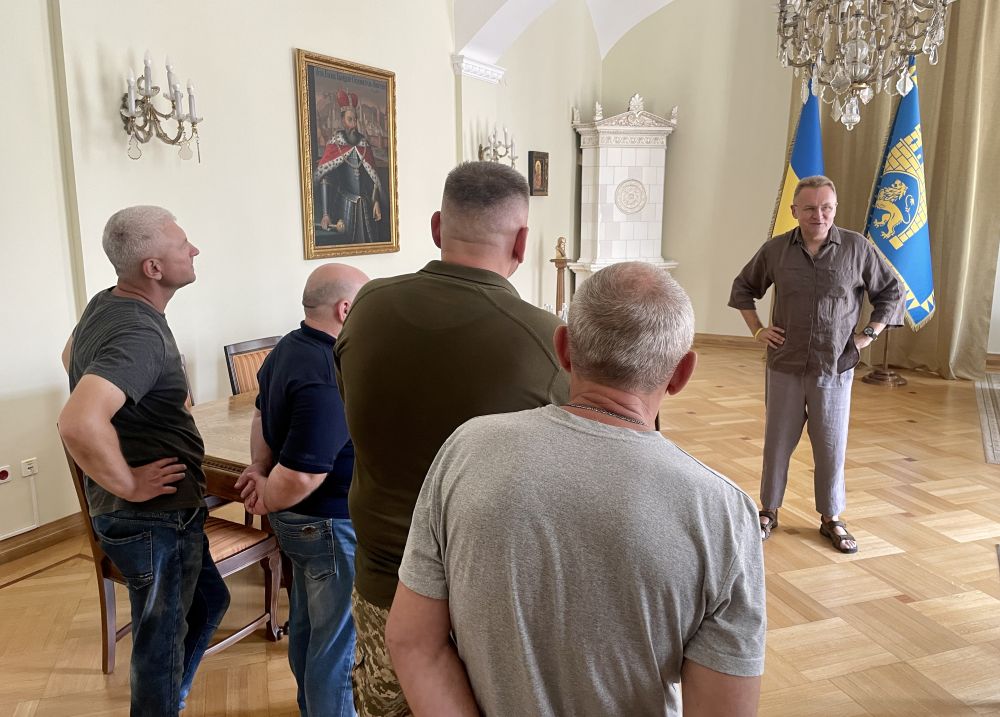 Фото 1: Військові, що лікуються у Львові, побували в гостях у мера міста