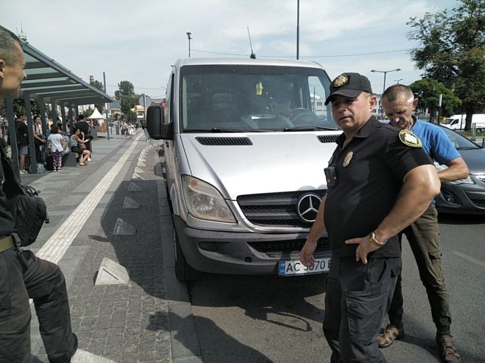Фото 1: Правила дорожнього руху біля вокзалу порушують менше: результати спільної праці фахівців за тиждень