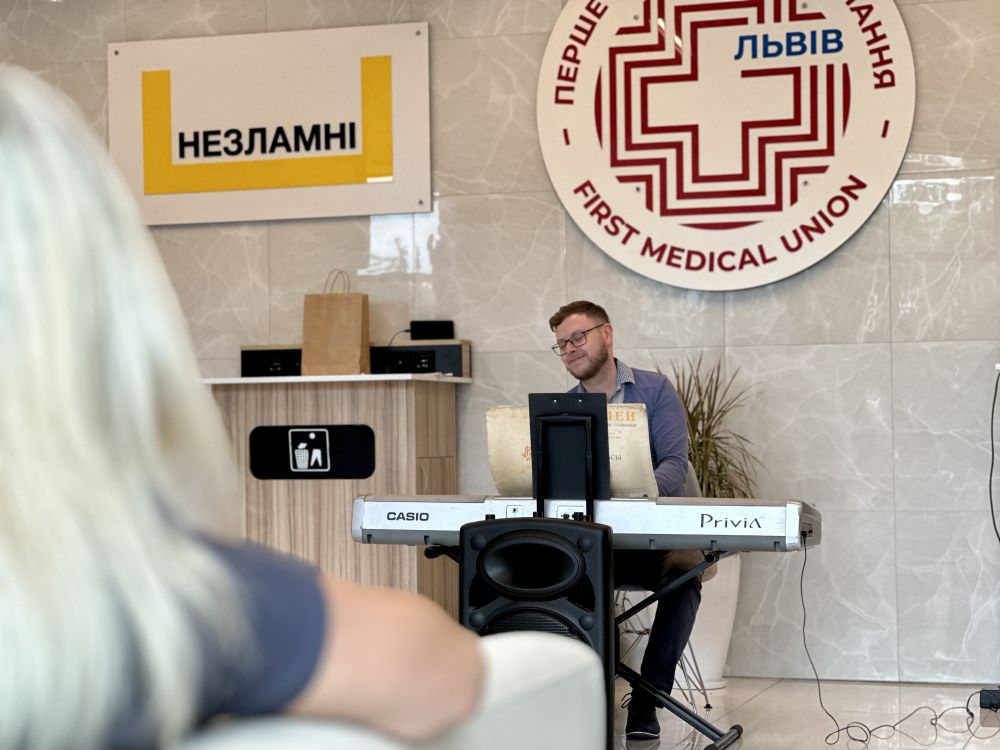 Фото 2: Музика для захисників: фортепіаніст зіграв для пацієнтів львівської лікарні