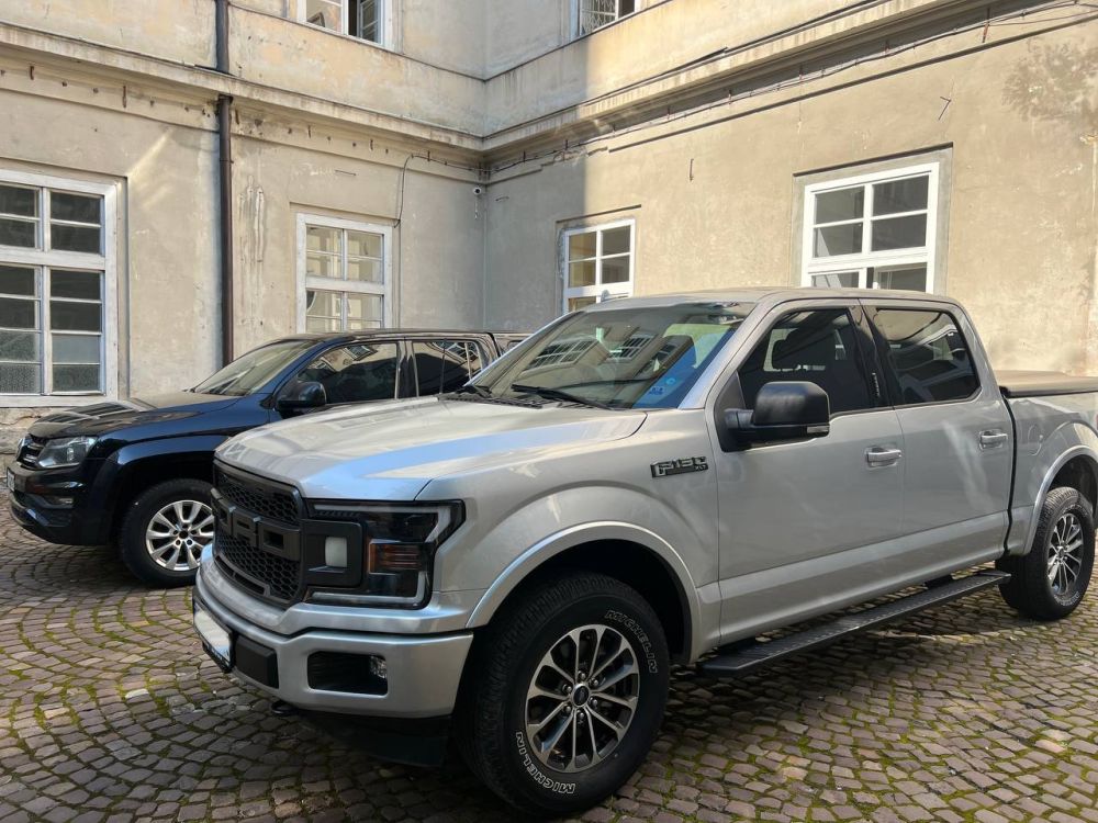 Фото 1: Допомога ЗСУ: Львів передав військовим автомобілі
