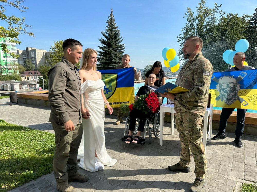Фото 1: За свідка взяв побратима, що проходить реабілітацію в центрі НЕЗЛАМНІ: у лікарні Львова розписались молодята