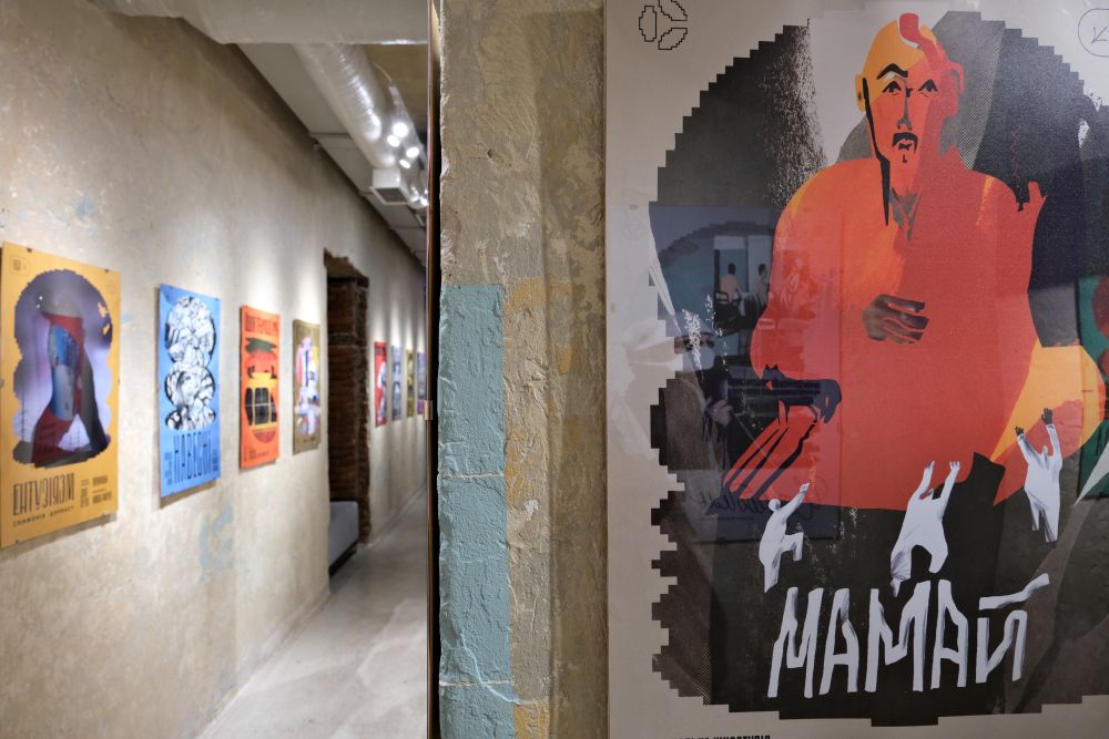 Фото 2: У Муніципальному мистецькому центрі відкрилась виставка постерів до культових українських фільмів