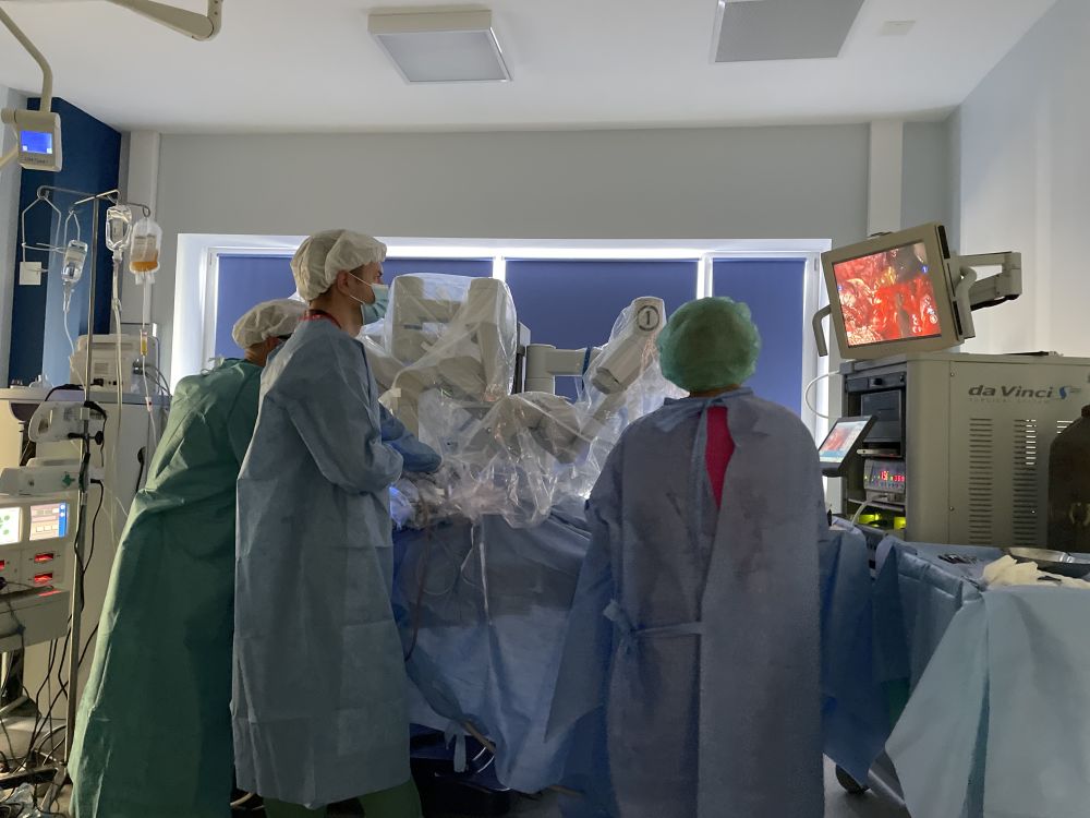 Фото 2: Вперше в Україні: львівські хірурги з роботом Da Vinci видалили пухлину наднирника 4-річній дівчинці