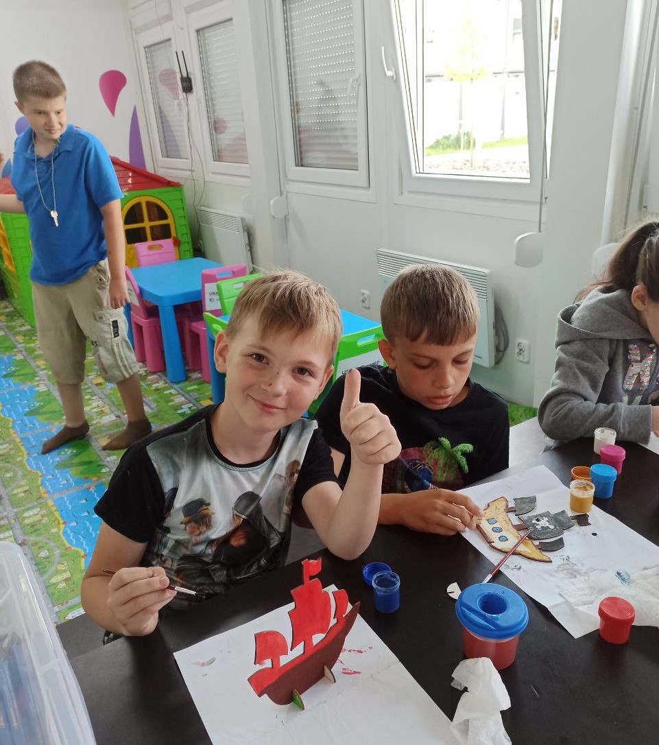 Фото 3: Переселенка з Донеччини навчає дітей англійської в модульному містечку у Львові (відео)