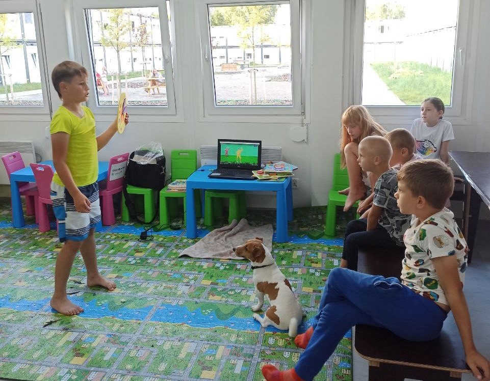 Фото 4: Переселенка з Донеччини навчає дітей англійської в модульному містечку у Львові (відео)