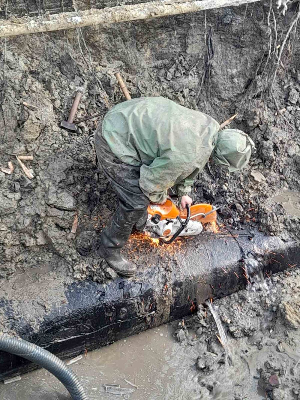 Фото 1: Ремонтні бригади Львівводоканалу замінили 120 м аварійного магістрального водопроводу, яким забезпечують постачання води на Сихів