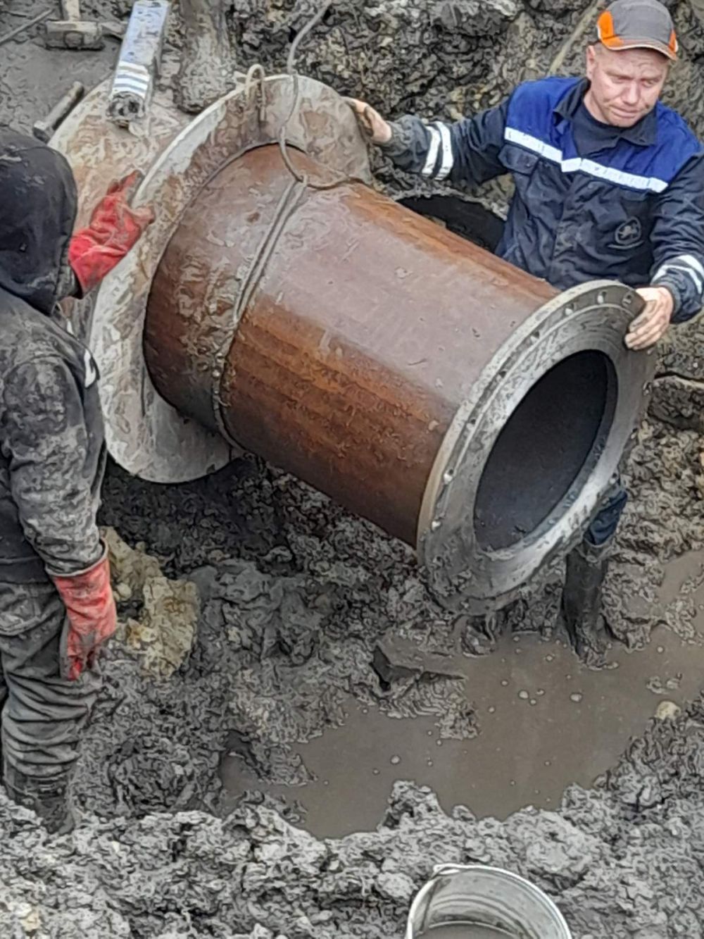 Фото 2: Ремонтні бригади Львівводоканалу замінили 120 м аварійного магістрального водопроводу, яким забезпечують постачання води на Сихів
