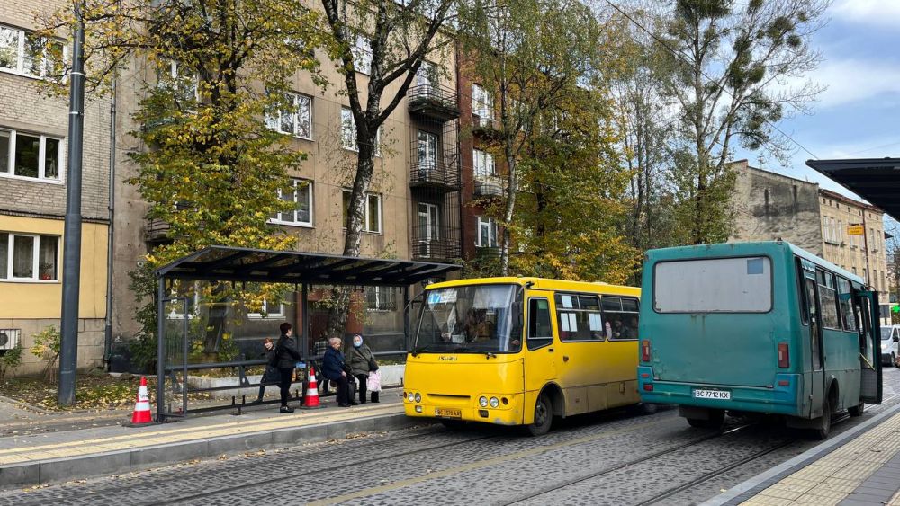 Фото 1: На вул. Шевченка встановили 4 павільйони для очікування громадського транспорту