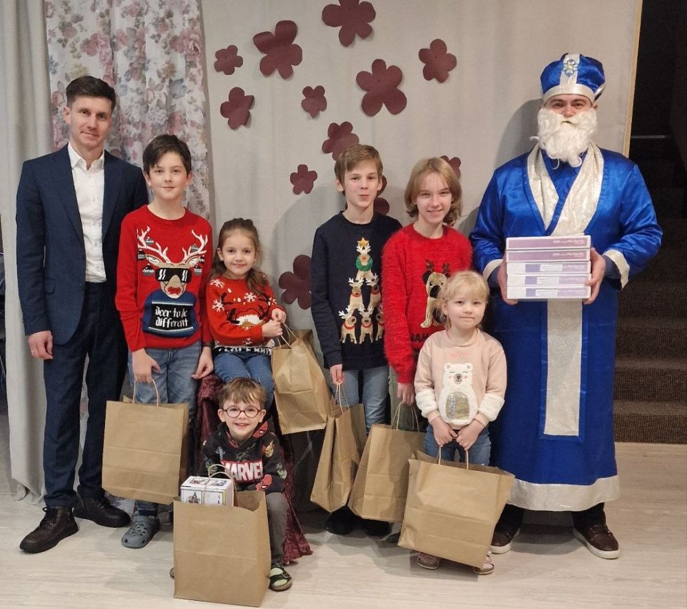Фото 1: Місто подарувало дарунки від святого Миколая дітям, які особливо цього потребують
