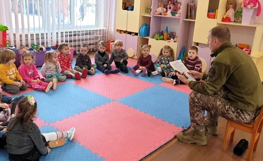 Фото 1: У Львові в День Збройних Сил України військові прочитали казки у школах та садках