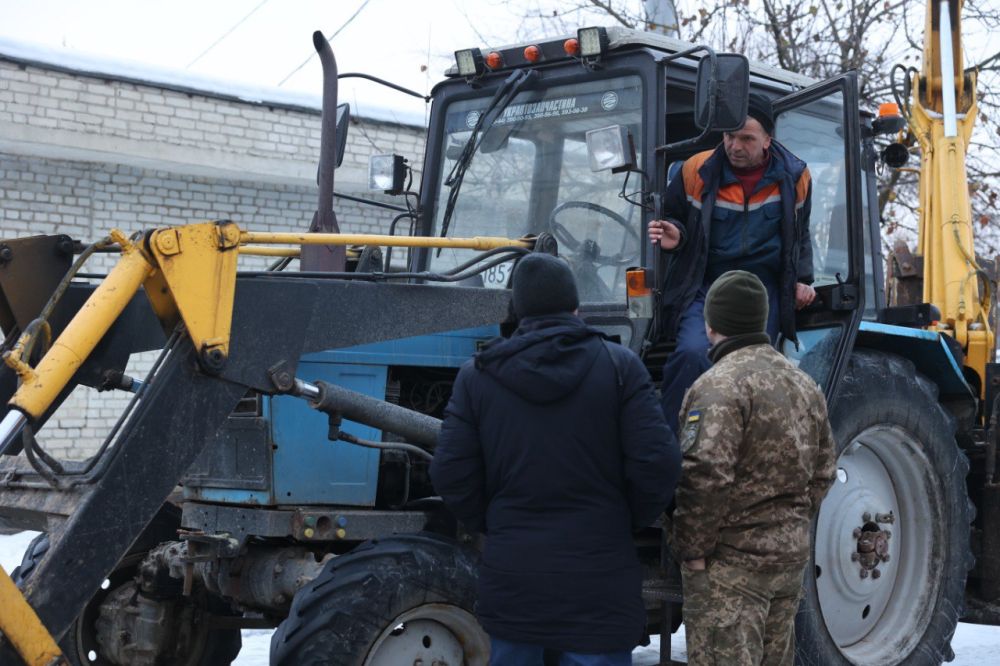 Фото 2: Місто передало військовим два екскаватори
