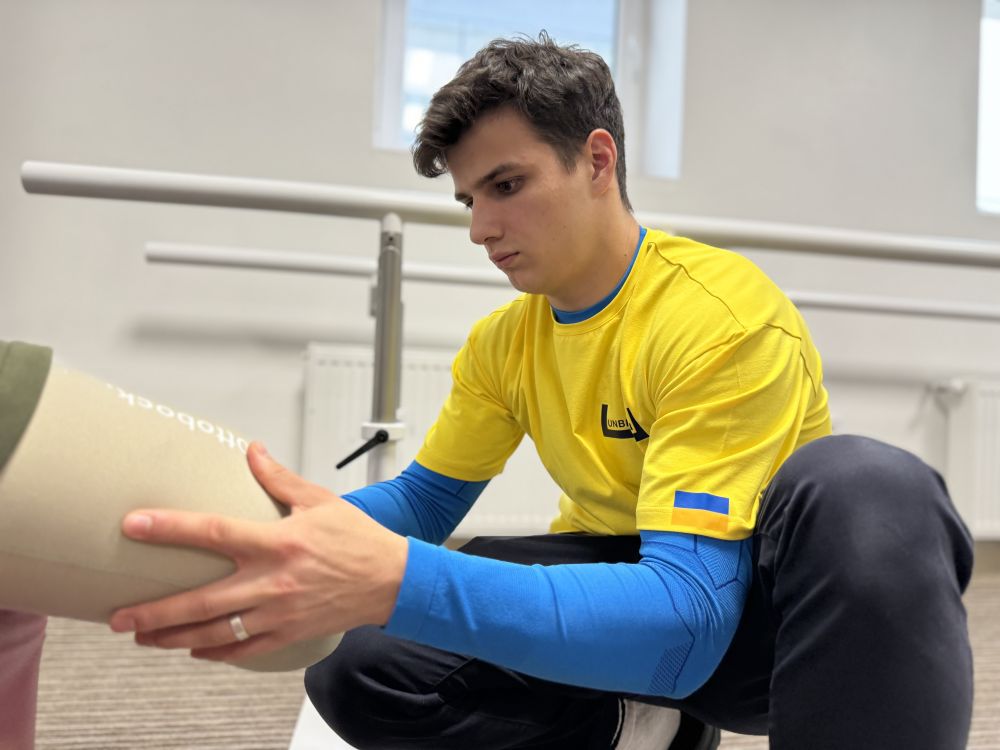 Фото 2: Валентин Бондар після втрати ніг знову вчиться ходити у центрі НЕЗЛАМНІ