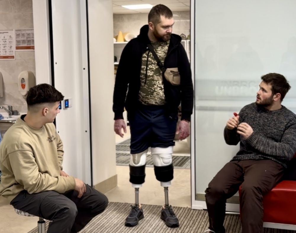 Фото 1: Валентин Бондар після втрати ніг знову вчиться ходити у центрі НЕЗЛАМНІ