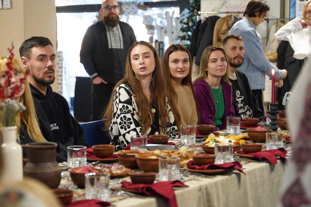 Фото 1: Колядки, пампухи і кутя: в Urban Camp Lviv організували традиційний Святвечір для переселенців