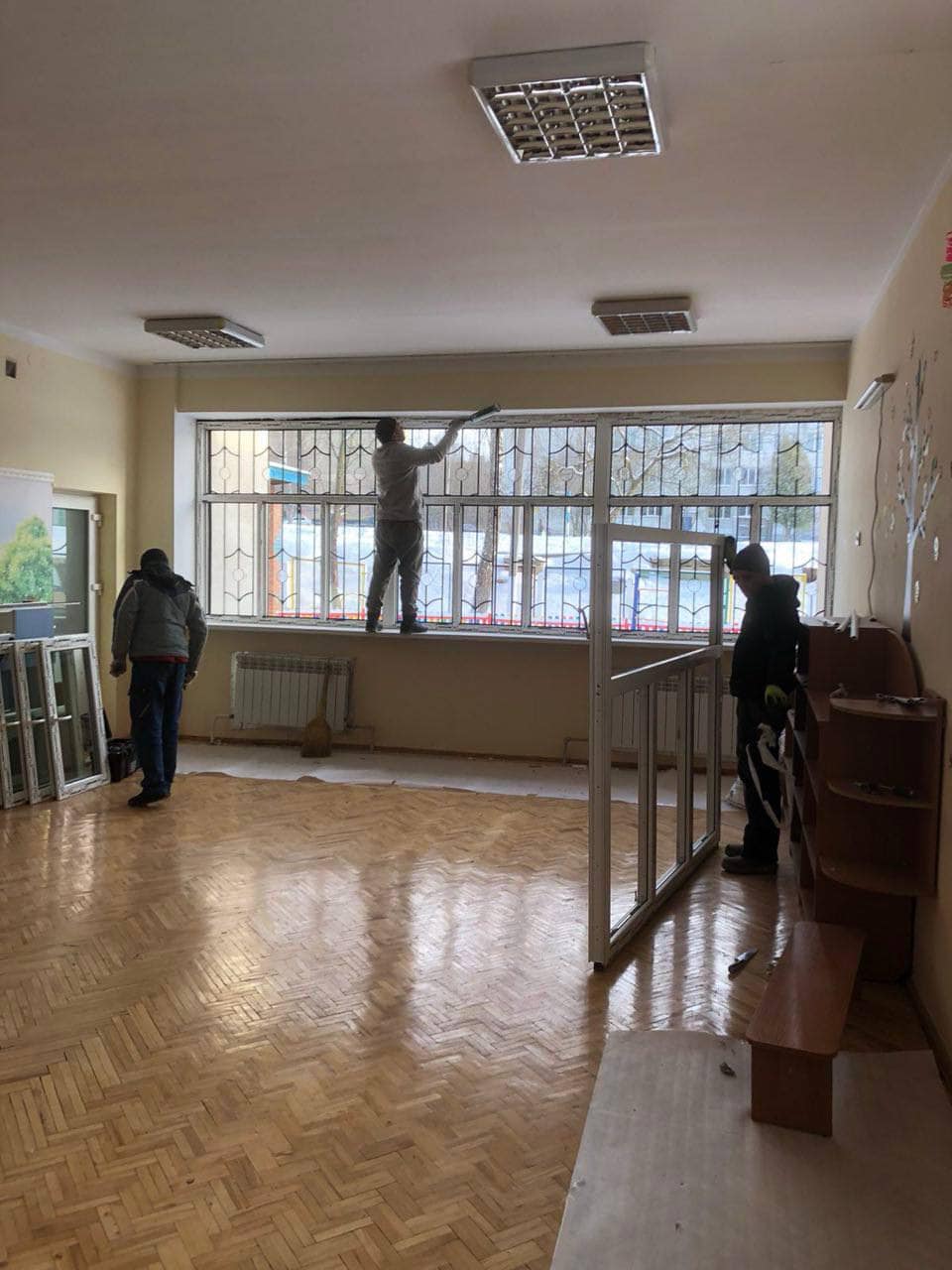 Фото 1: Андрій Закалюк розповів про стан шкіл і садочка, які постраждали від ракети