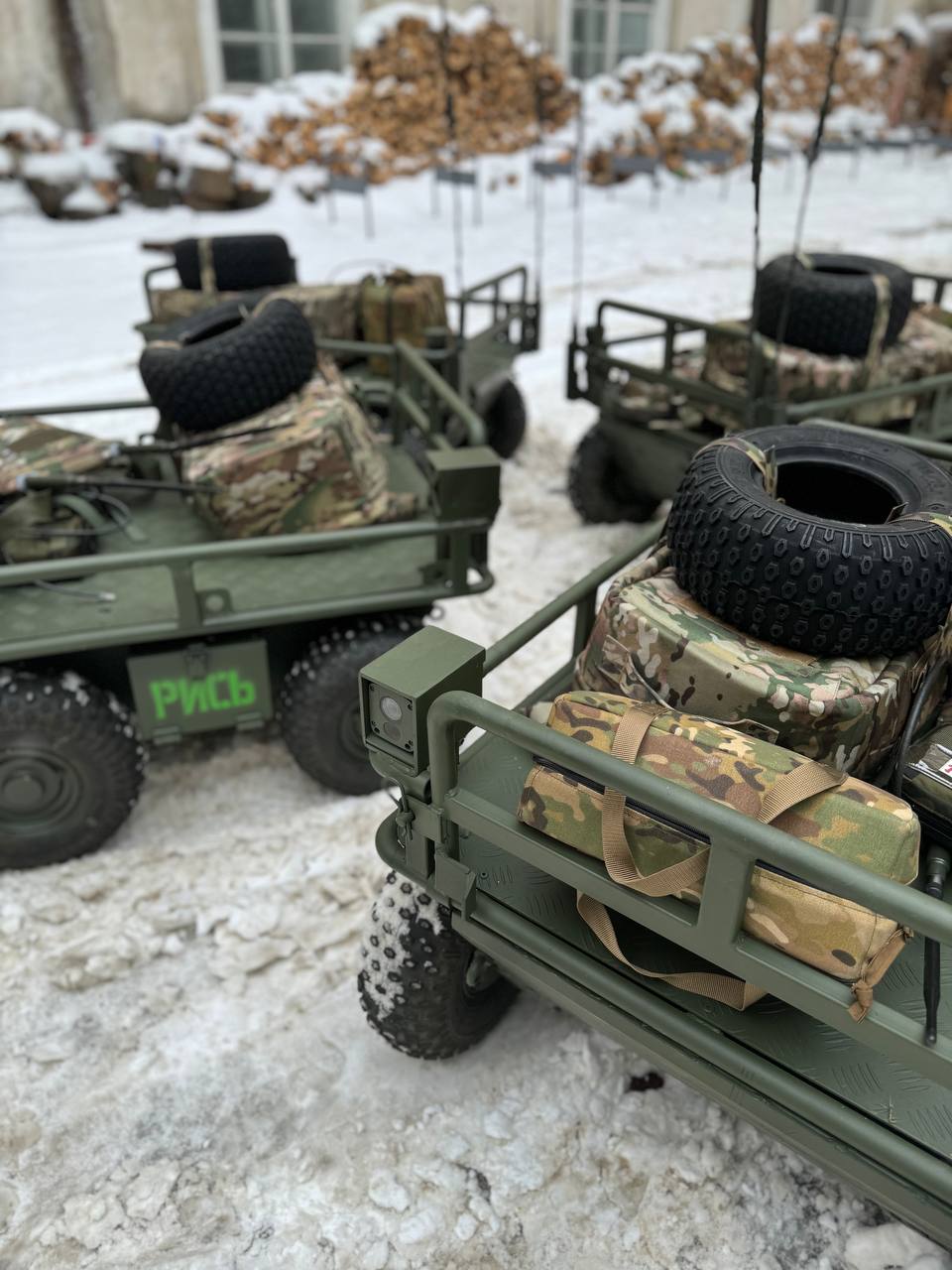 Фото 1: Більше техніки на фронт: сьогодні Львів передав техніки для ЗСУ на 4,2 млн гривень