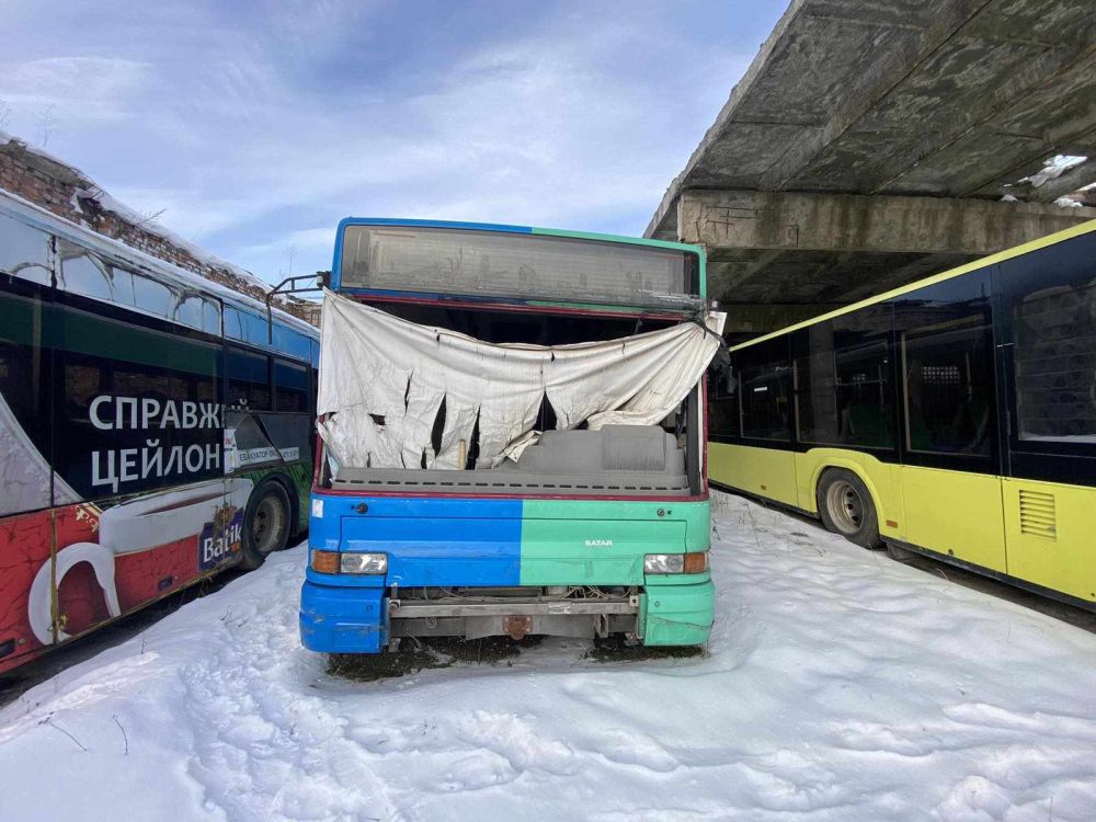 Фото 2: У Львові непрацюючі комунальні автобуси готові передати волонтерам для переобладнання під потреби військових