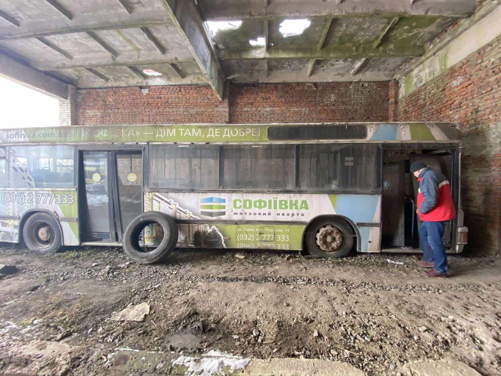 Фото 3: У Львові непрацюючі комунальні автобуси готові передати волонтерам для переобладнання під потреби військових
