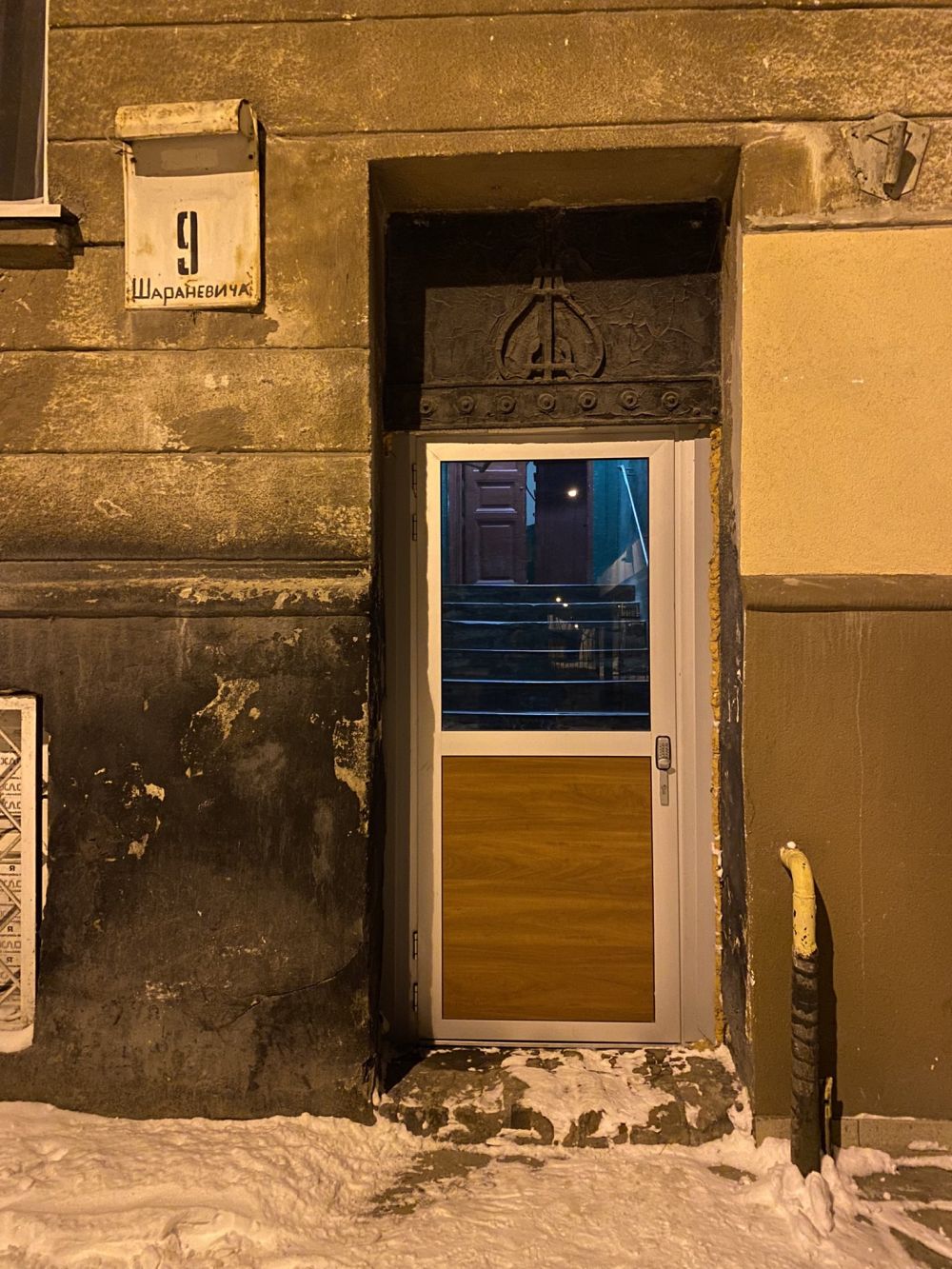 Фото 2: У Львові зустрілись з мешканцями, які самовільно замінили 100-літню історичну браму