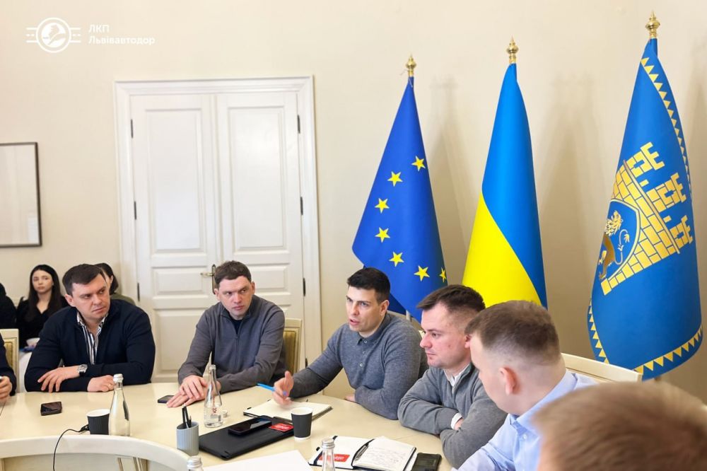 Фото 2: Заступник міністра інфраструктури ознайомився з масштабними проєктами Львова в галузі громадського транспорту, паркування, безготівкової оплати