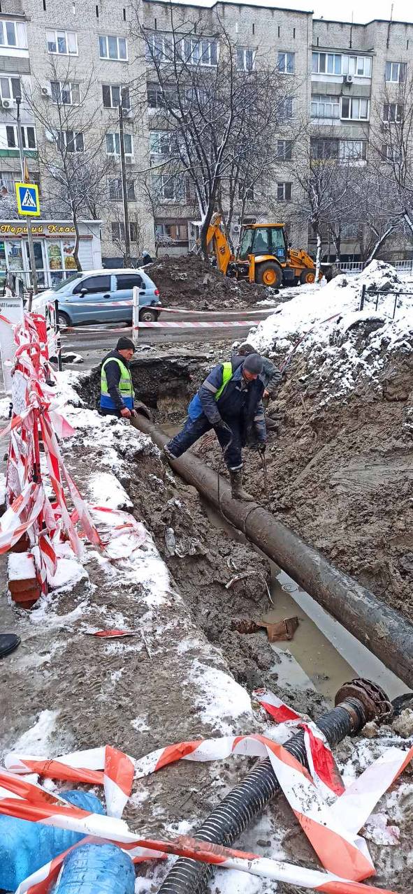 Фото 3: На вулиці Грінченка ремонтують водопровід: на розі вул. Грінченка-Творча працює водовоз