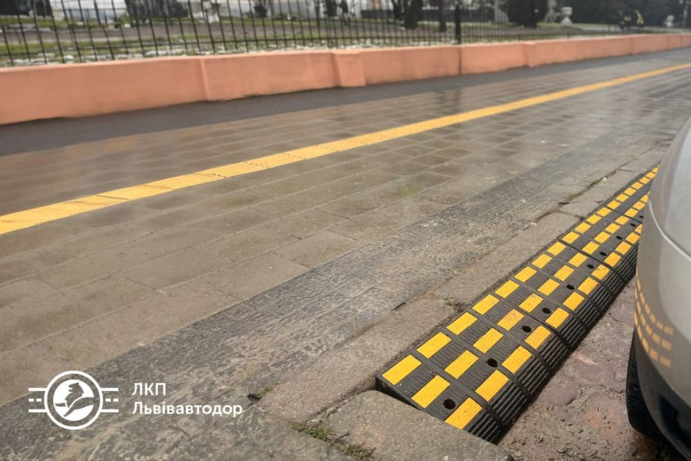 Фото 1: Паркування без бар&rsquo;єрів: у Львові на одному з майданчиків паркомісця для маломобільних людей підвищують до рівня хідника