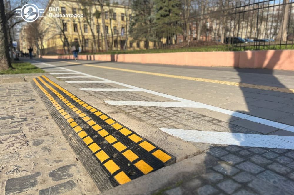 Фото 1: У Львові на одному з майданчиків облаштували паркомісця для людей з інвалідністю