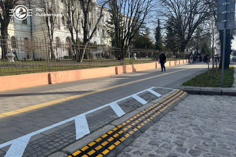 Фото 2: У Львові на одному з майданчиків облаштували паркомісця для людей з інвалідністю