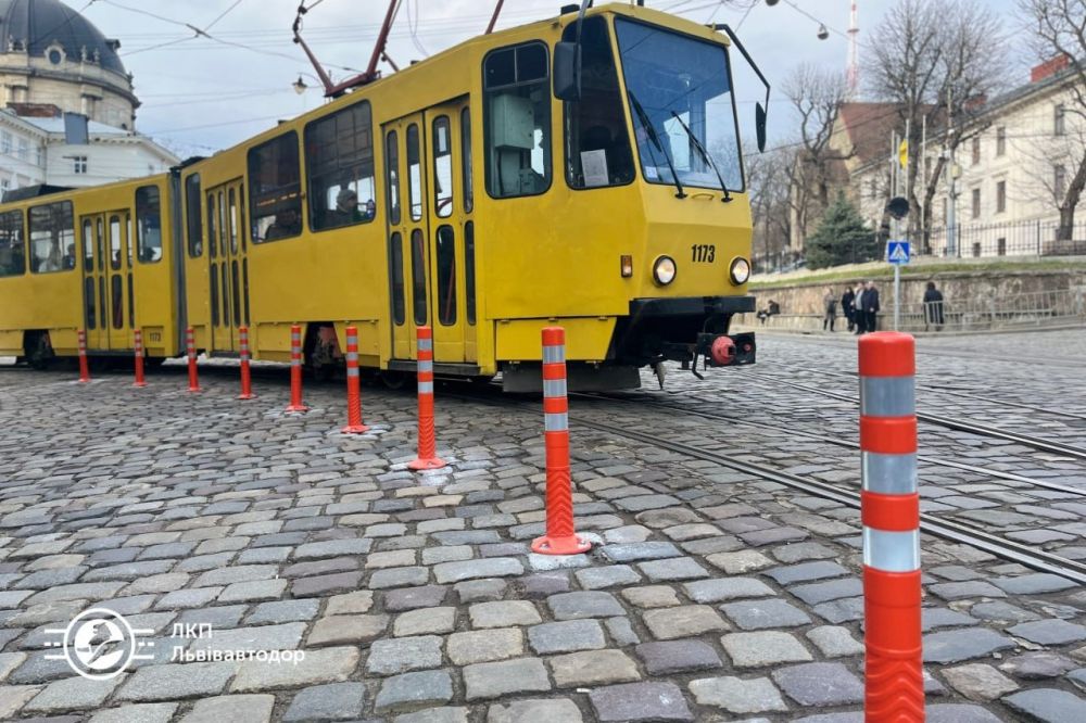 Фото 1: Делініатори на розі вулиць Руська-Підвальна вирішили проблему, через яку тут часто були затримки трамвайного руху