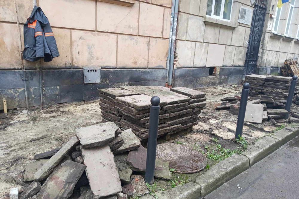 Фото 1: На вул. Стецька відремонтують частину тротуару, який веде до лікарні, та зроблять його доступним для маломобільних осіб