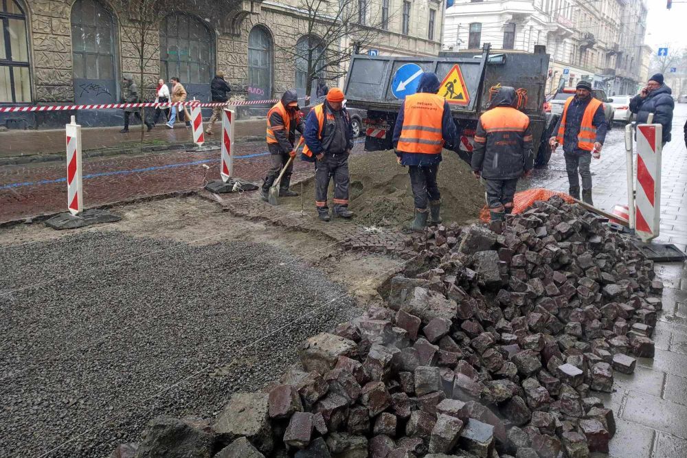 Фото 1: На вул. Словацького ліквідовують просідання бруківки