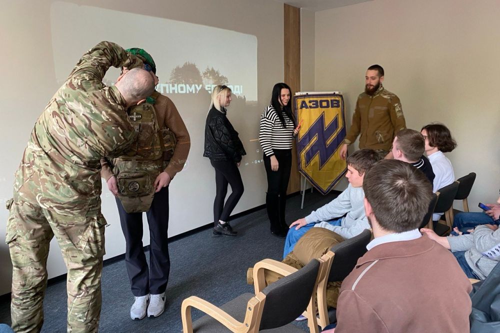 Фото 1: Азовці зустрілися з львівським учнями і студентами, аби розказати про свою службу