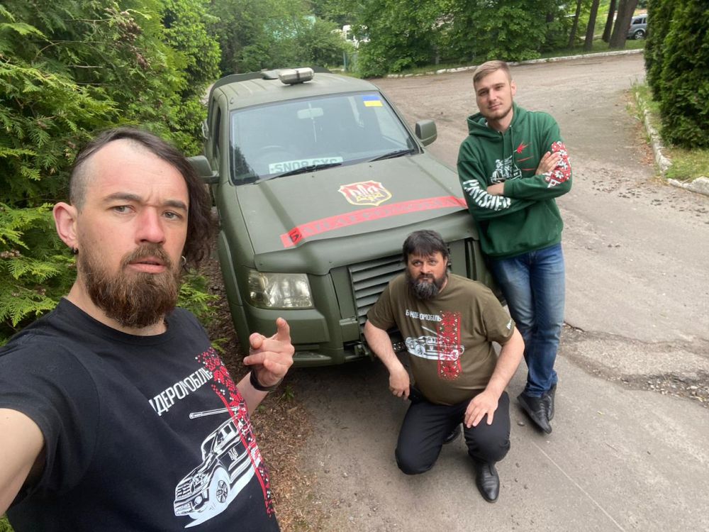 Фото 1: У центрі НЕЗЛАМНІ встановили протез волонтеру, який виготовляє «бандеромобілі» на фронт