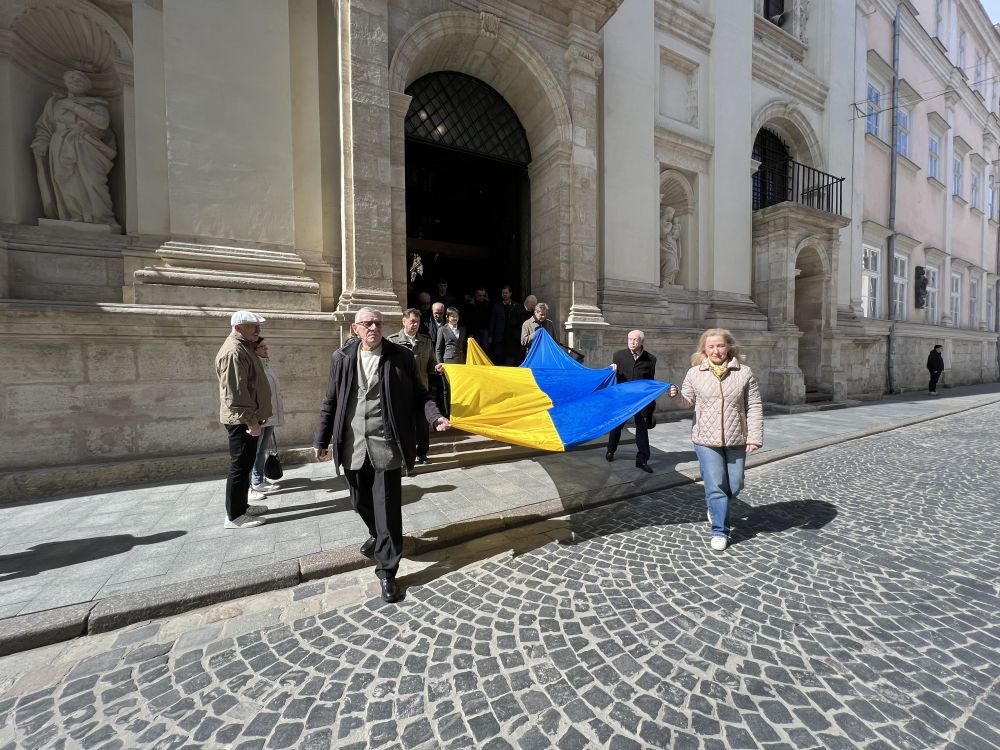 Фото 1: У Львові над вежею Ратуші урочисто підняли національний прапор (відео)