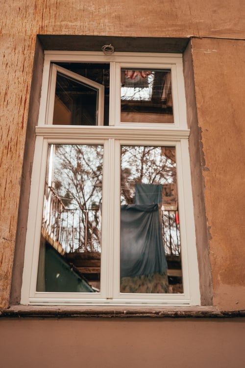 Фото 2: У Львові в історичному будинку чотири пластикові вікна замінили на дерев&rsquo;яні