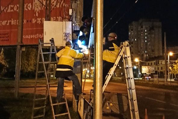 Фото 2: У Львові замінили пошкоджену внаслідок ДТП світлофорну опору