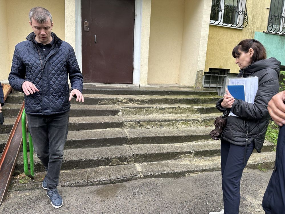 Фото 1: У будинку на вул. Чукаріна, 8, де мешкає дитина з інвалідністю, облаштують пандус і відремонтують сходи