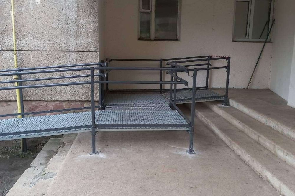 Фото 2: У Шевченківському районі до житлових будинків цьогоріч облаштували вже 3 пандуси