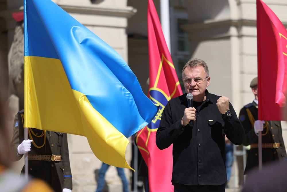 Фото 3: На День міста у центрі Львова замайоріли прапори військових та оборонних сил України