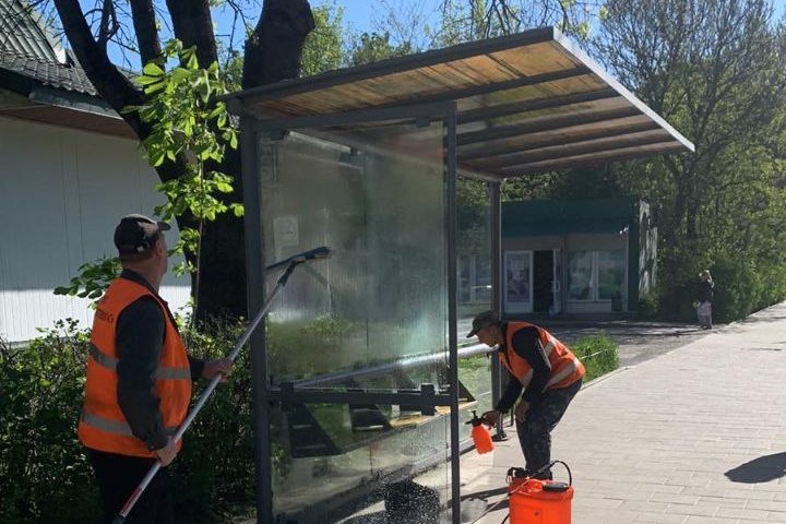 Фото 1: До Великодніх свят на Сихові помиють 77 павільйонів зупинок громадського транспорту