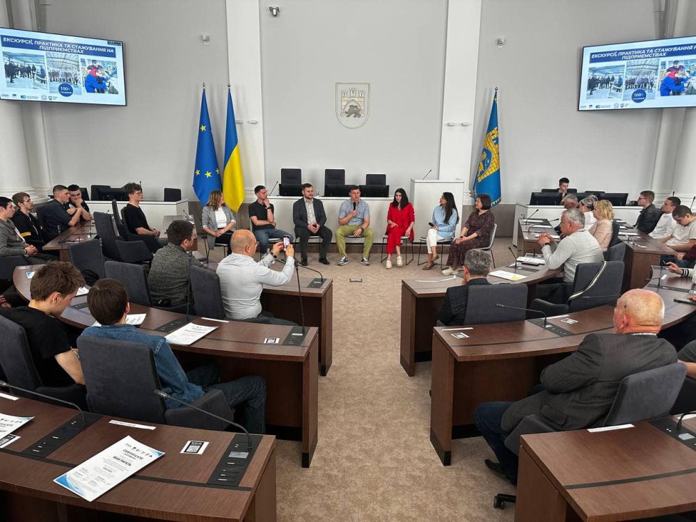 Фото 1: Понад 120 учнів та майстрів закладів профтехосвіти пройшли навчання у школі мебляра