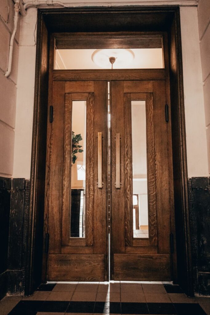Фото 1: Реставратори відновили історичні двері-віяло на вулиці Снопківській